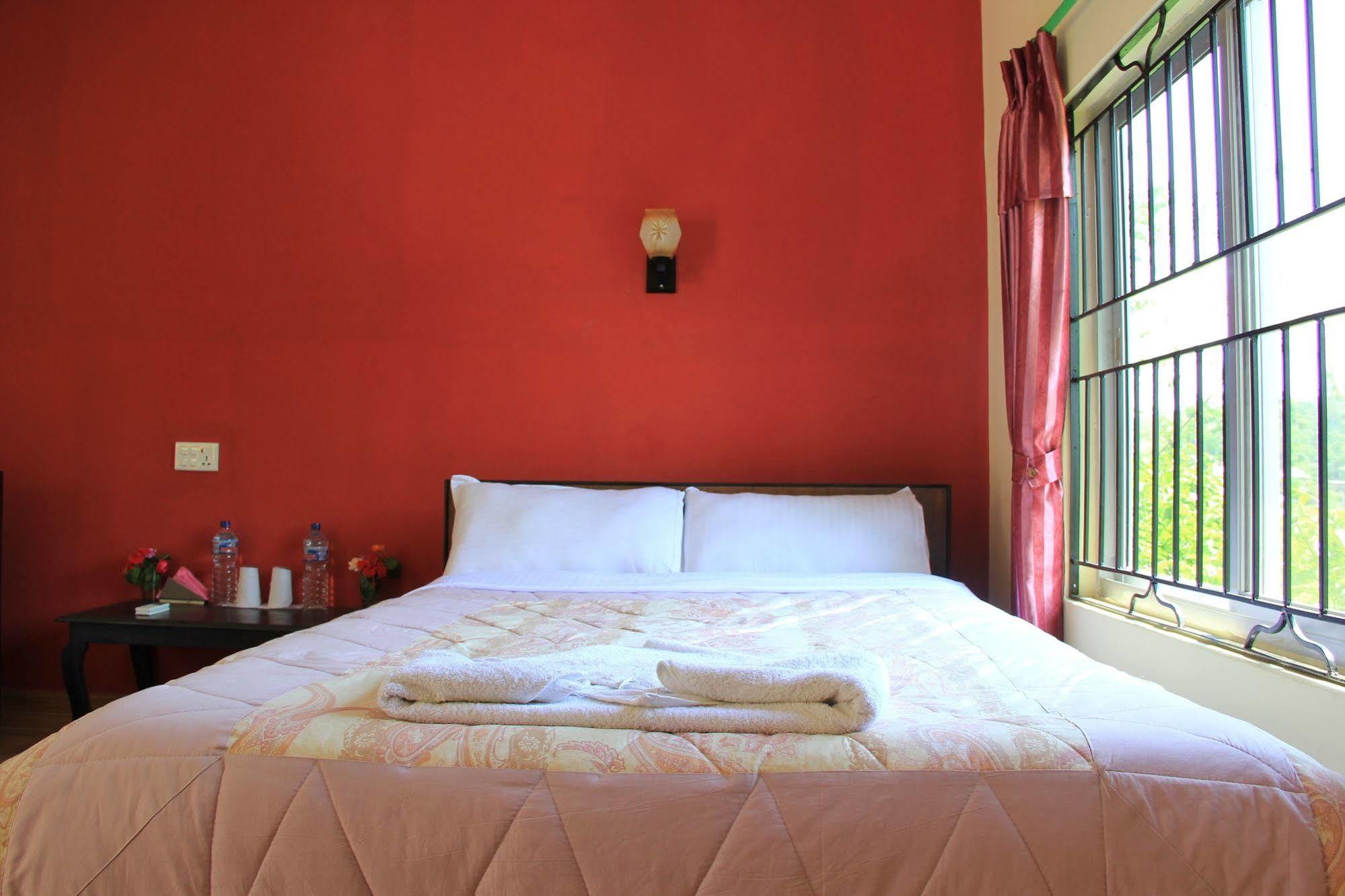 Chitwan Safari Camp & Lodge Sauraha Dış mekan fotoğraf